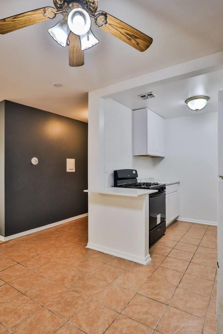 1085 Valley Lane, Unit 216 Hoffman Estates, IL 60169 - Photo 5 of 18