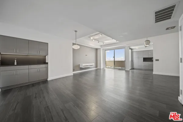 $5,000 | 7250 Franklin Avenue, Unit 1204, Los Angeles, CA 90046