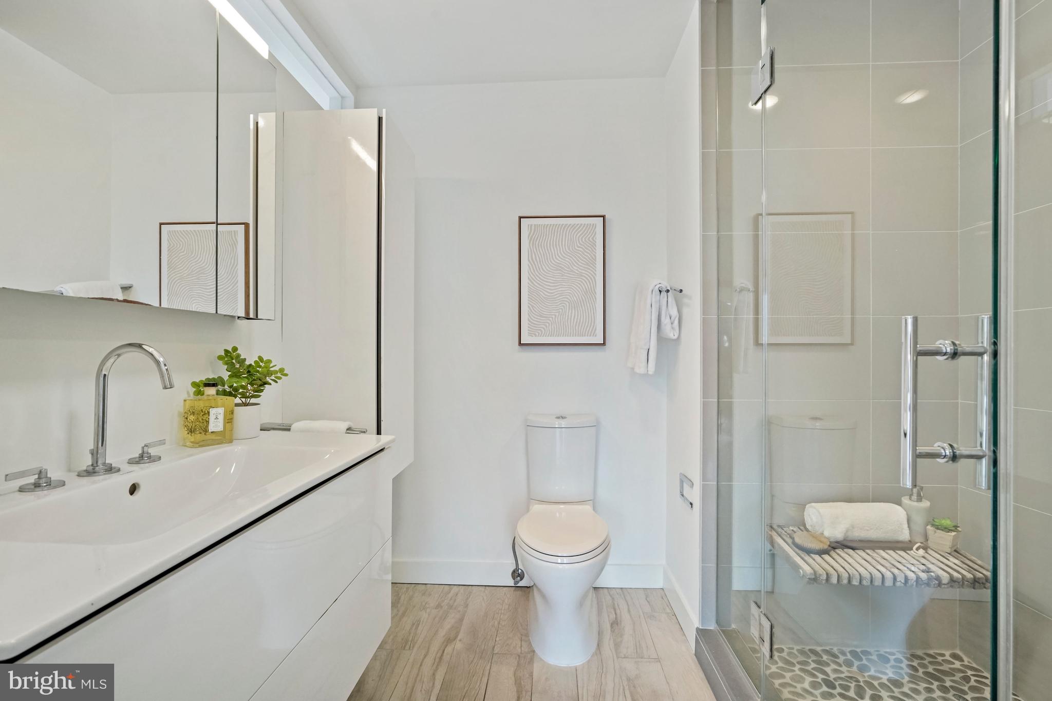 1401 Q Street Northwest, Unit 601 Washington, DC 20009 - Photo 9 of 30 Main Level En-Suite Bathroom