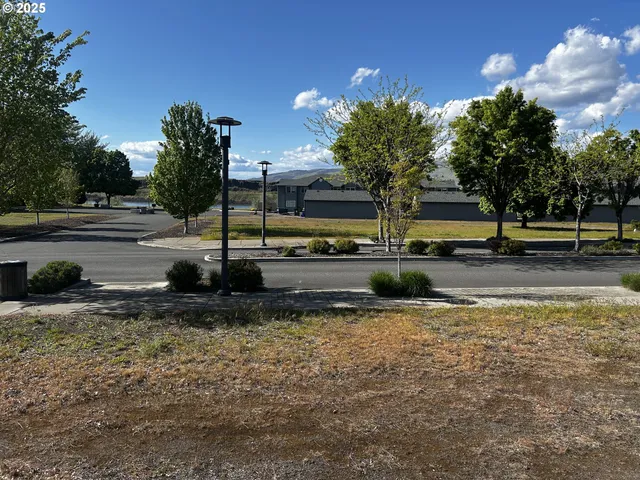 $1,950,000 | 1700 Lone Pine Boulevard, The Dalles, OR 97058