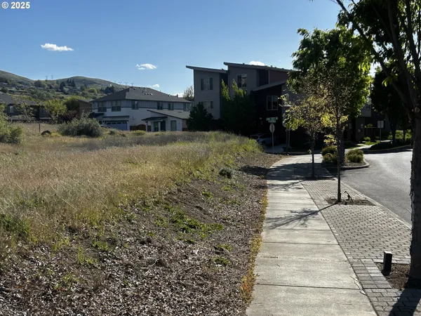 $1,950,000 | 1700 Lone Pine Boulevard, The Dalles, OR 97058