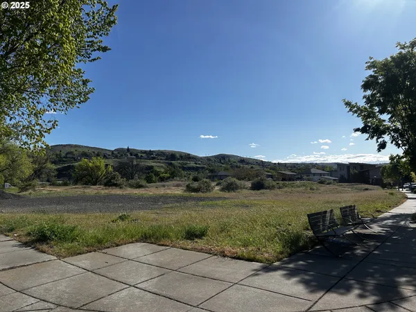 $1,950,000 | 1700 Lone Pine Boulevard, The Dalles, OR 97058