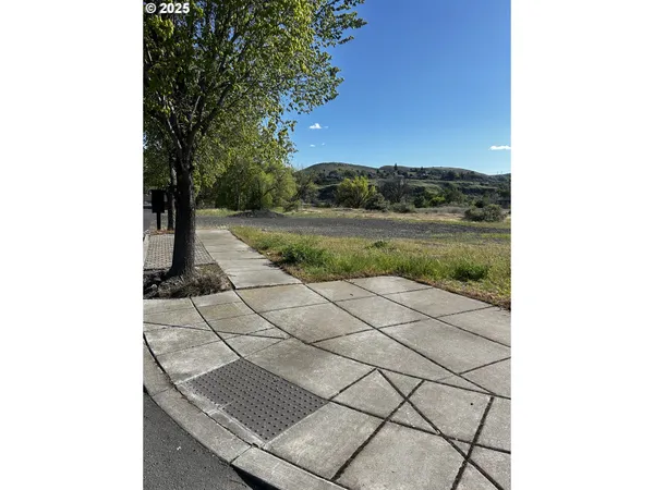 $1,950,000 | 1700 Lone Pine Boulevard, The Dalles, OR 97058