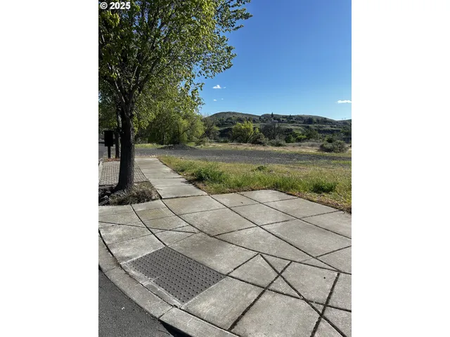 $1,950,000 | 1700 Lone Pine Boulevard, The Dalles, OR 97058