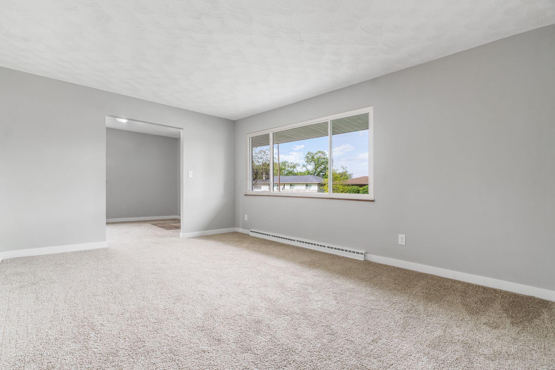 1472 Picard Road Columbus, OH 43227 - Photo 17 of 29 Living room