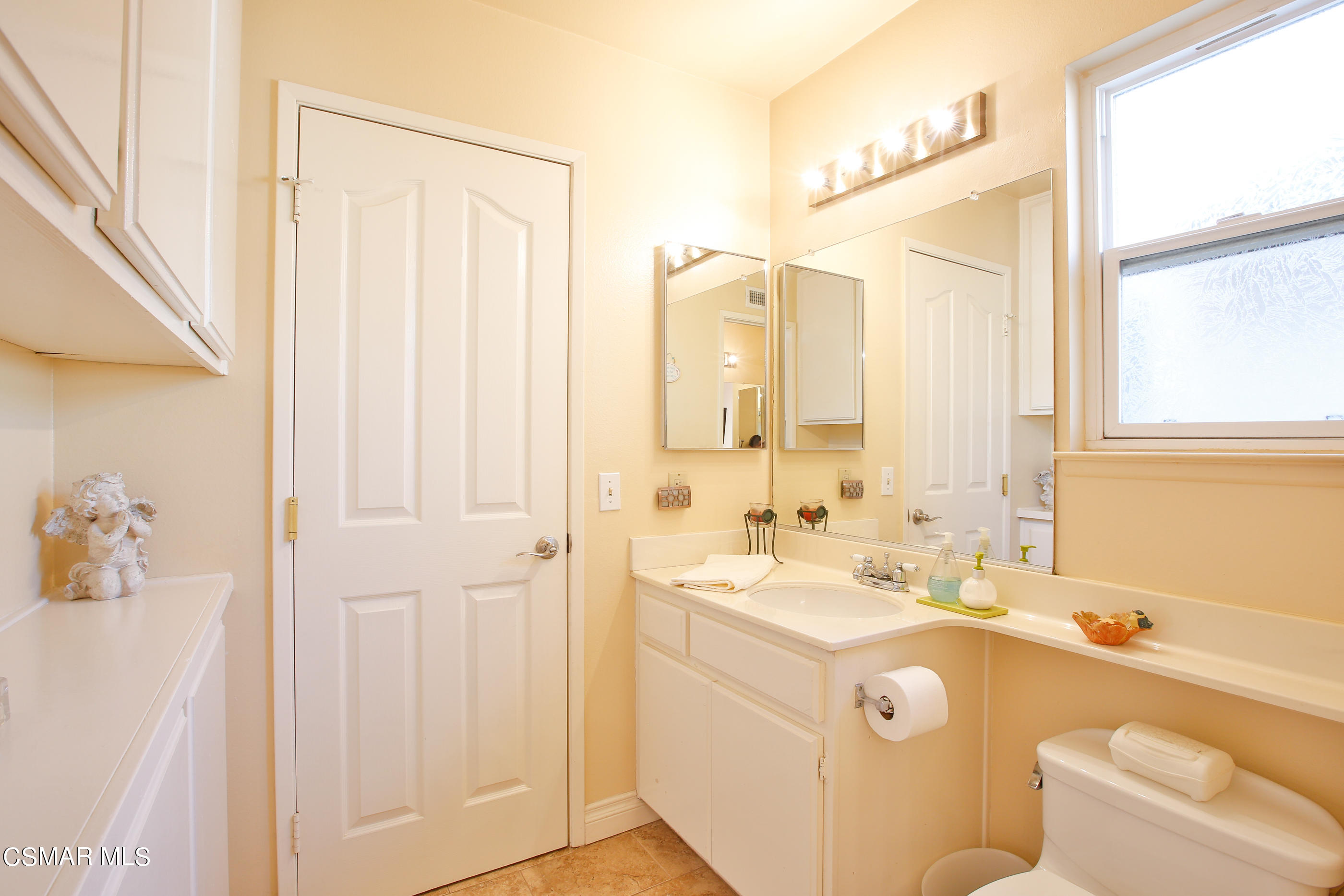 13152 East Millerton Road Moorpark, CA 93021 - Photo 19 of 36 a bathroom with a sink a toilet and a mirror