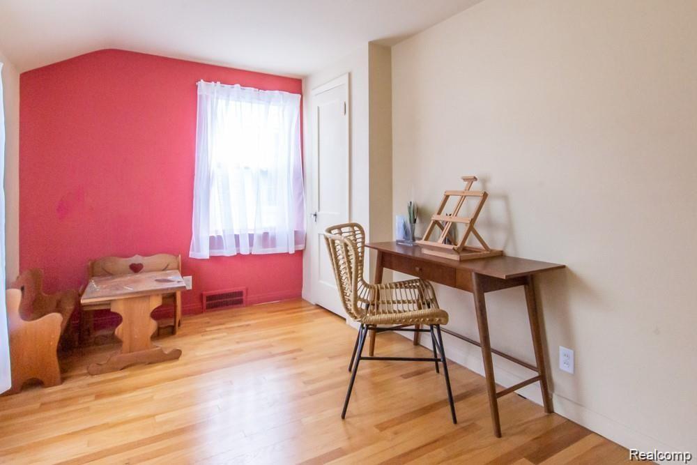 1593 Roslyn Road Grosse Pointe, MI 48236 - Photo 13 of 16 07 bedroom 2.jpg