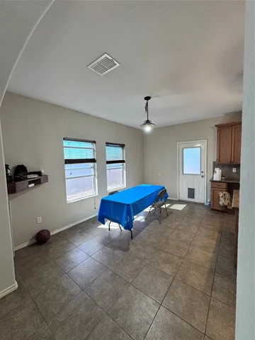 a view of a livingroom with furniture and a ceiling fan