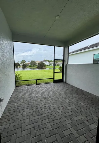 a view of a back yard