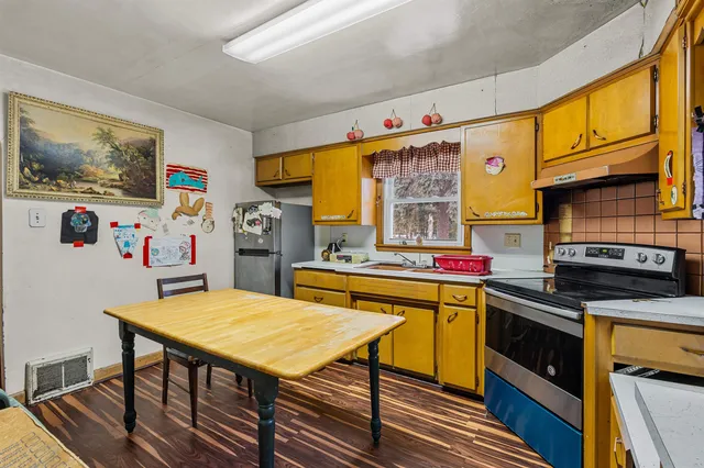 $200,000 | 1463 Eastman Avenue, Green Bay, WI 54302