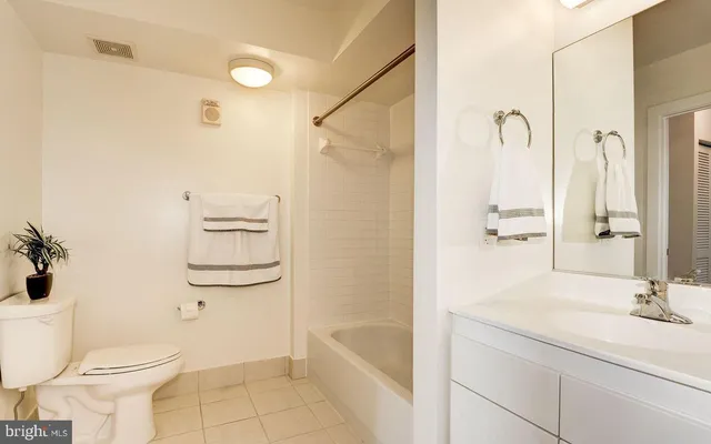 $2,100 | 1000 New Jersey Avenue Southeast, Unit 716, Washington, DC 20003