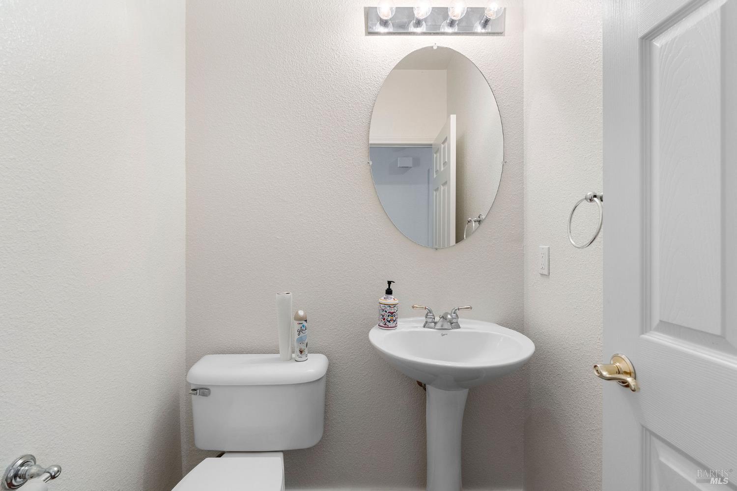 139 Cedar Ridge Drive Rio Vista, CA 94571 - Photo 19 of 52 Powder bathroom off the main hallway.