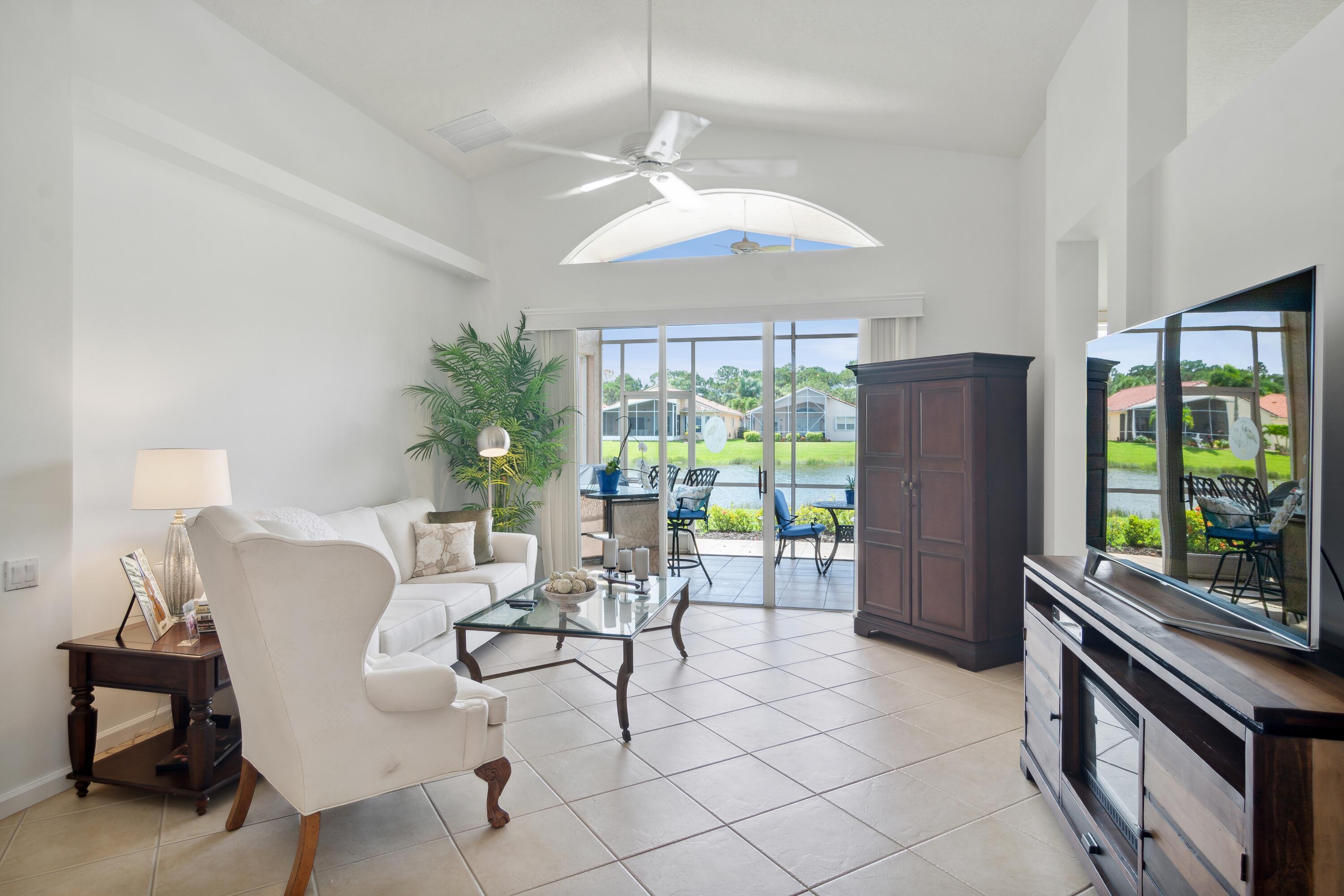 03_388NWSpringviewLoop_1_LivingRoom_HiRe