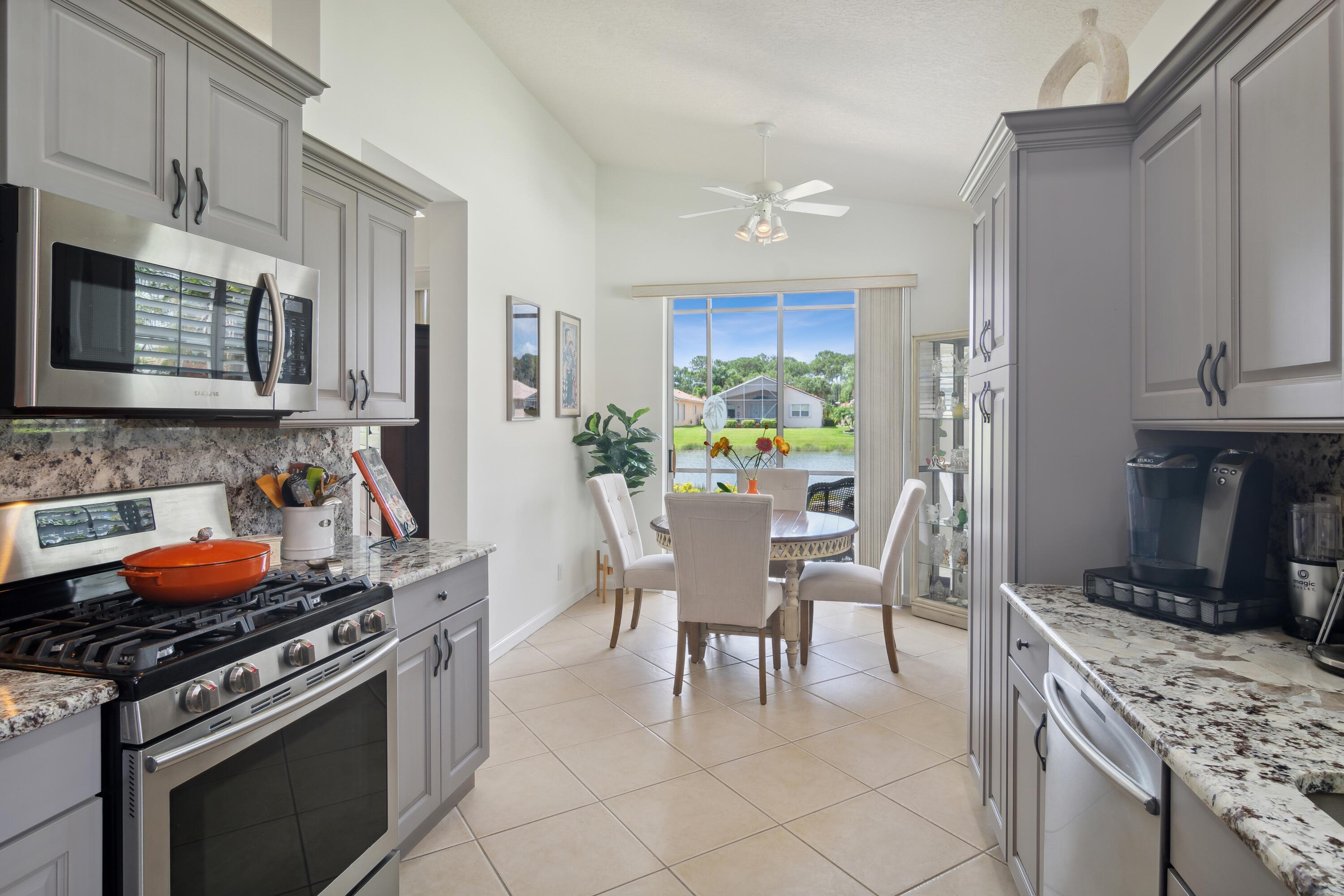 06_388NWSpringviewLoop_5_Kitchen_HiRes