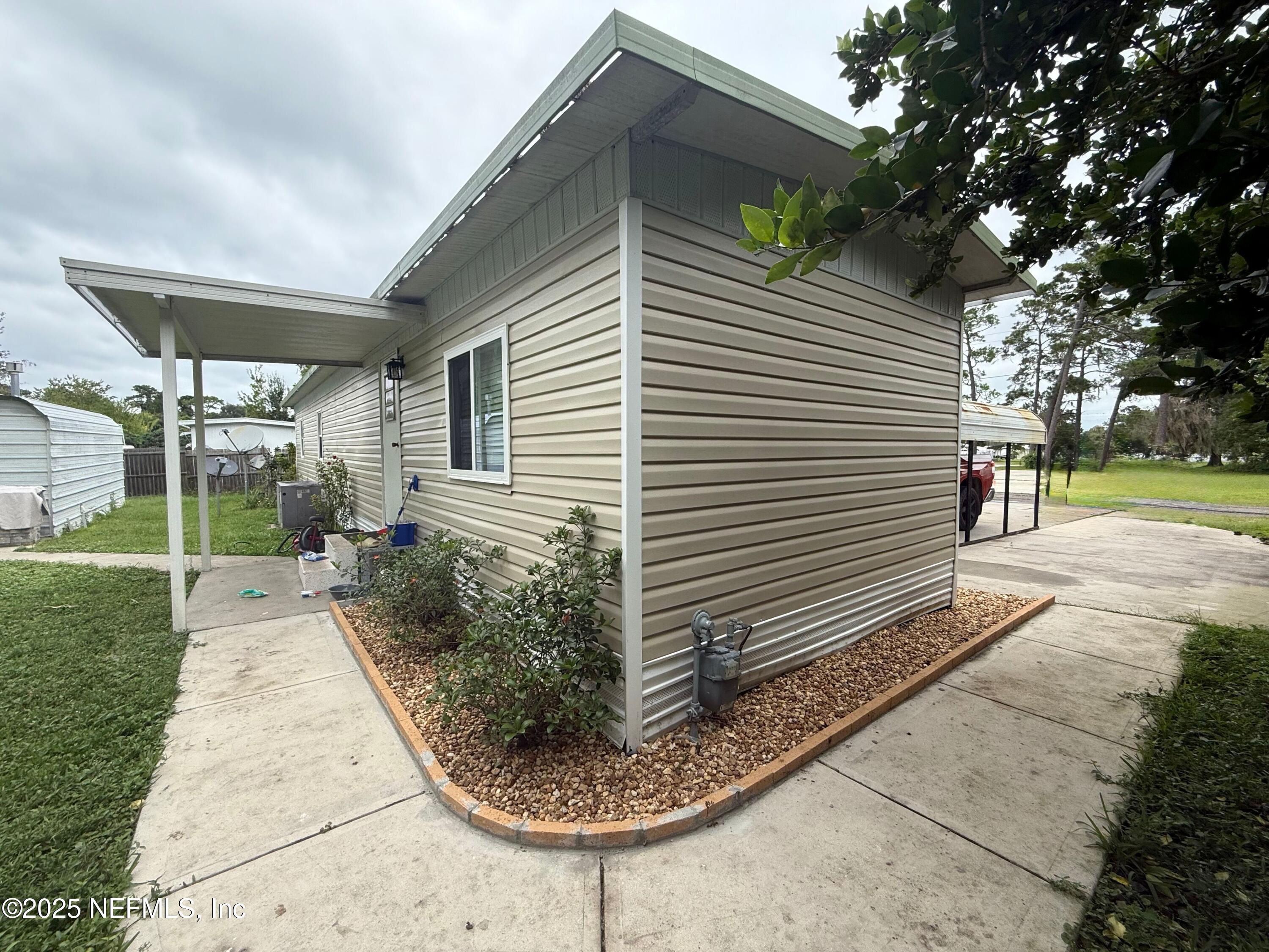 239 Pine Tree Trail Crescent City, FL 32112 - Photo 16 of 21 a view of a backyard with sitting area