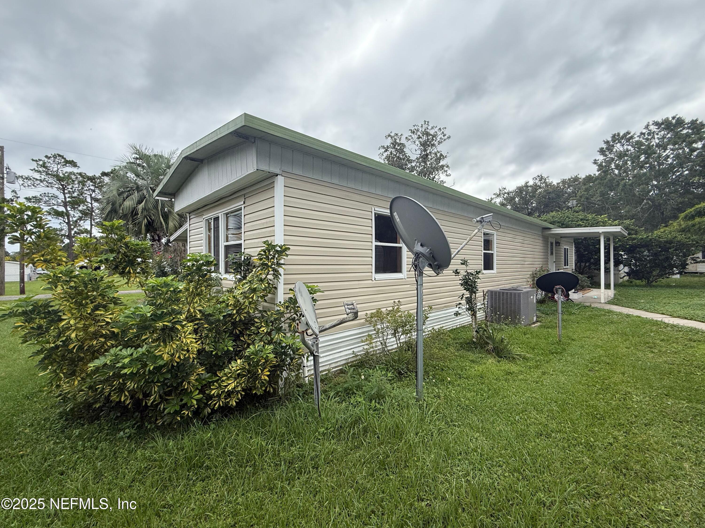 239 Pine Tree Trail Crescent City, FL 32112 - Photo 20 of 21 a backyard of a house with table and chairs
