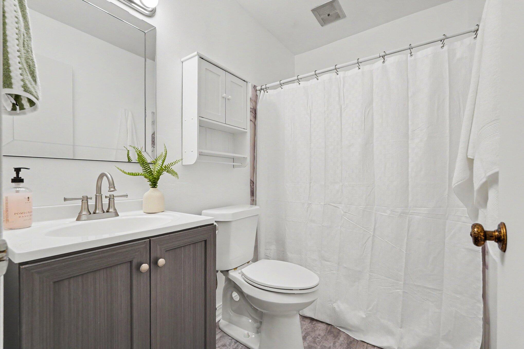 6712 Cascade Road Southeast, Unit 15 Grand Rapids, MI 49546 - Photo 13 of 17 Bathroom white door