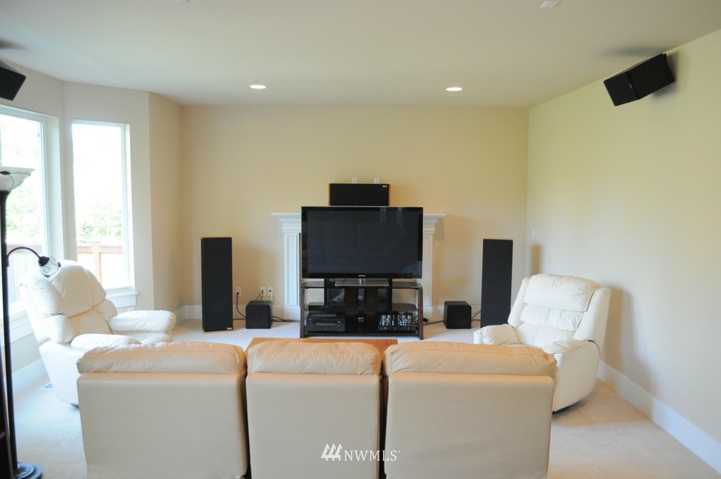 5216 Northeast 9th Place Renton, WA 98059 - Photo 4 of 15