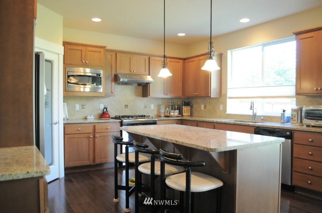 5216 Northeast 9th Place Renton, WA 98059 - Photo 6 of 15