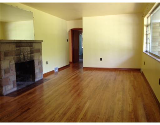 679 Goettman Street Rochester, PA 15074 - Photo 3 of 17 Living Room.