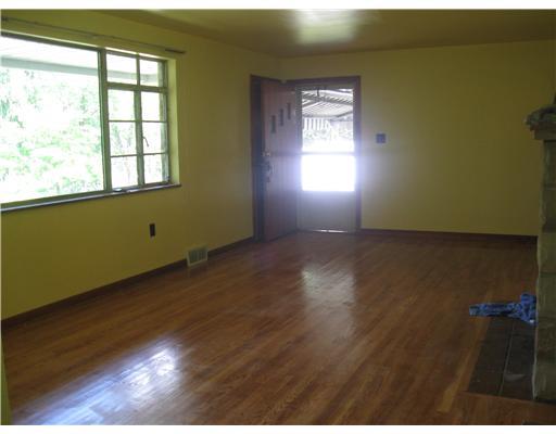 679 Goettman Street Rochester, PA 15074 - Photo 5 of 17 Living Room.