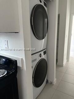 834 Southeast 26th Street, Unit STUDIO Homestead, FL 33035 - Photo 5 of 11 a utility room with dryer and washer