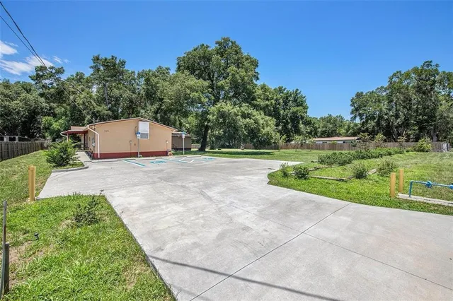 a view of a back yard