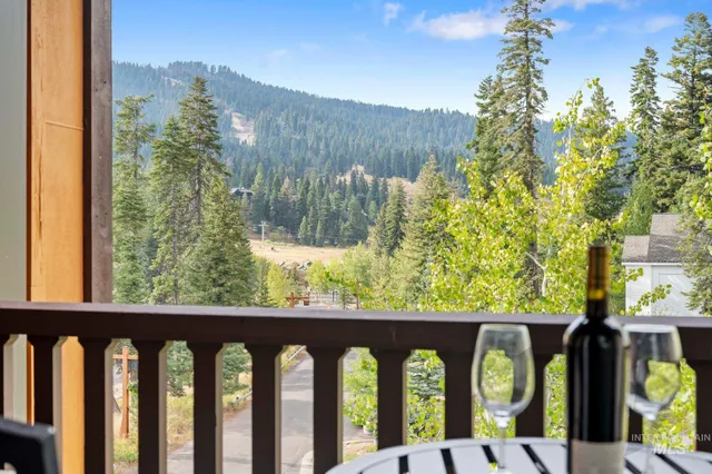 $995,000 | 75 Arling Center Court, Unit 406, Donnelly, ID 83615