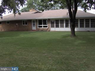 3280 Meetinghouse Road Telford, PA 18969 - Photo 5 of 6 a front view of a house with a garden