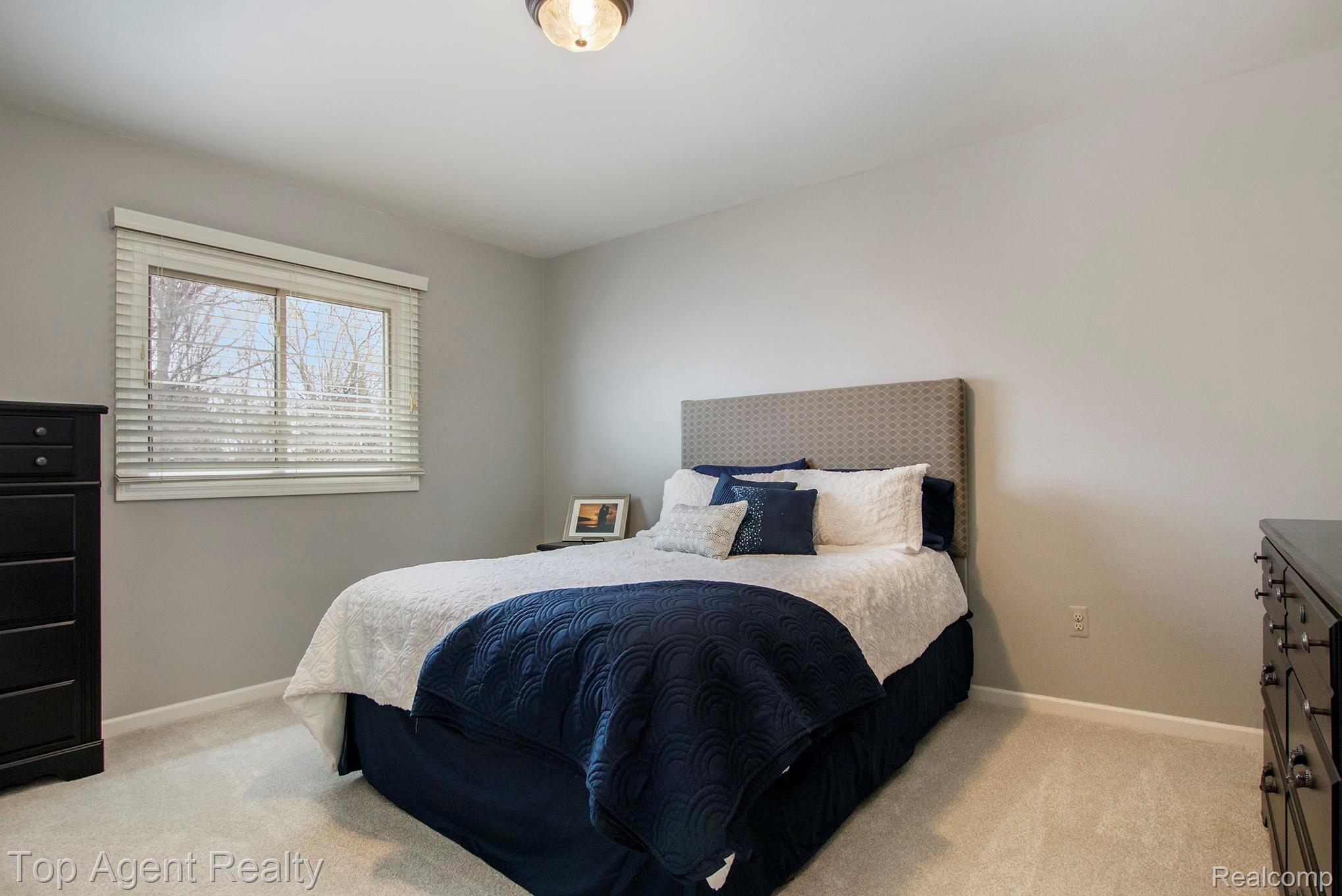 1470 Burhaven Drive Rochester, MI 48306 - Photo 33 of 47 IMG_3381.jpg
