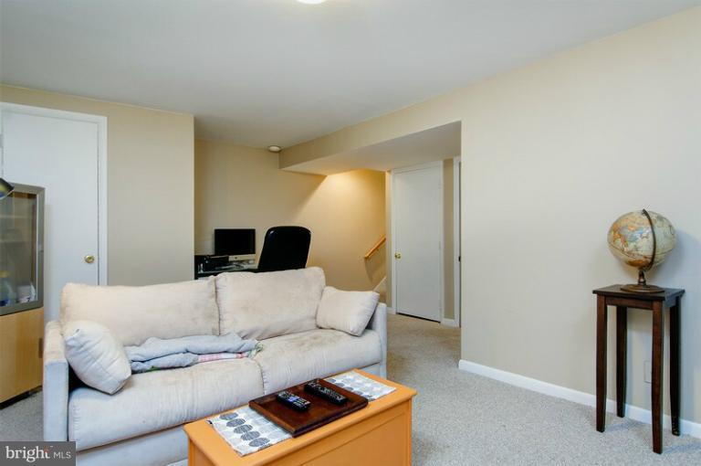 11857 Dunlop Court Reston, VA 20191 - Photo 26 of 28 Family Room