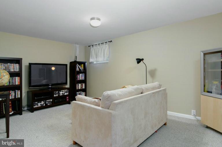 11857 Dunlop Court Reston, VA 20191 - Photo 10 of 28 Family Room