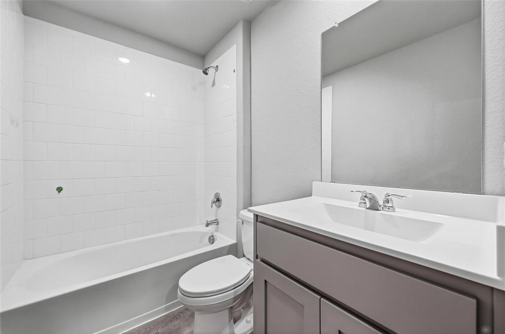 701 Griffith Pk Trail Alvarado, TX 76009 - Photo 12 of 20 a bathroom with a sink a toilet and a bathtub