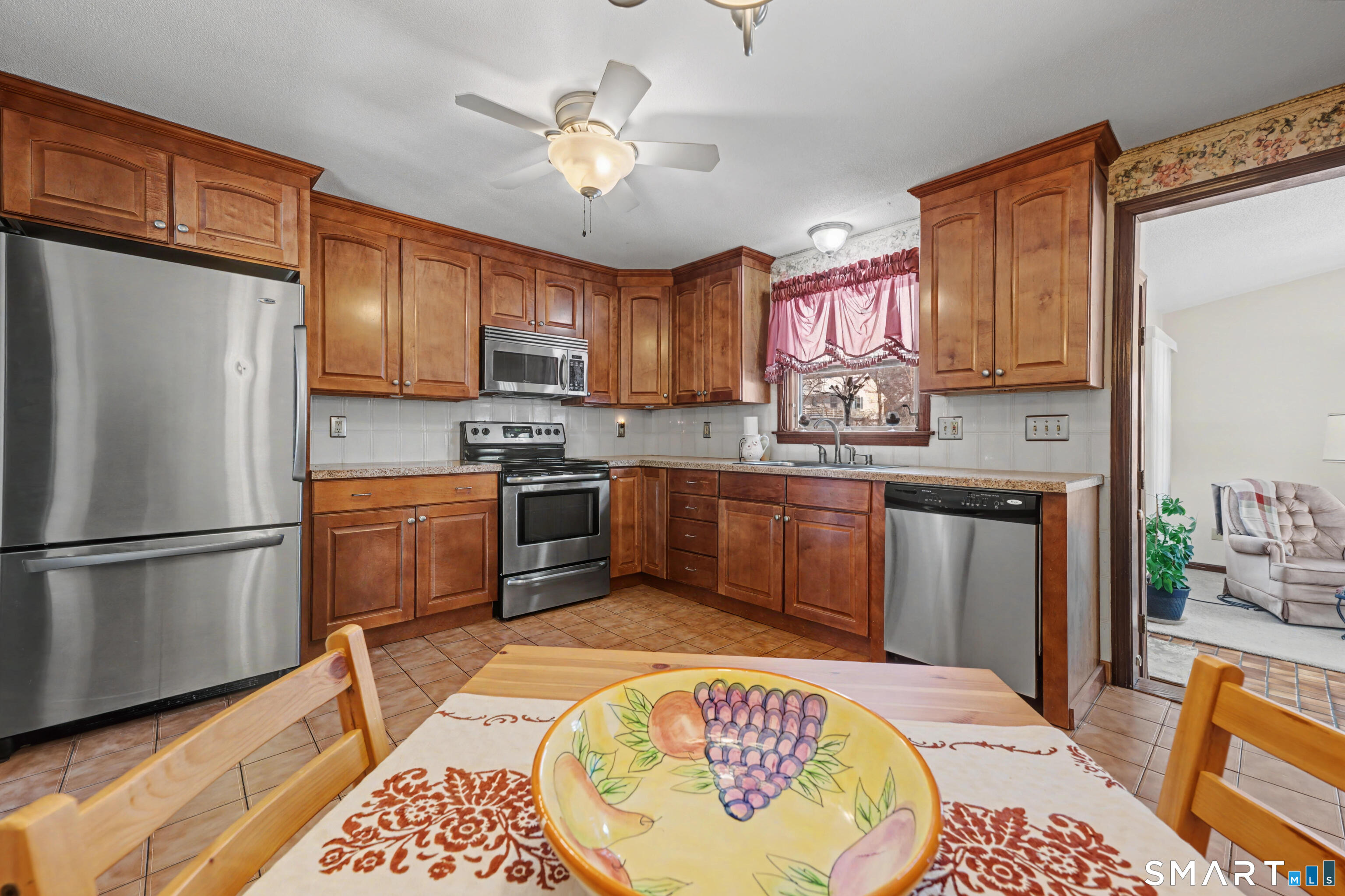 90 Rolling Ridge Road Hamden, CT 06518 - Photo 5 of 36