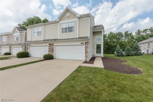$269,900 | 29049 Pembrooke Boulevard, Olmsted Falls, OH 44138
