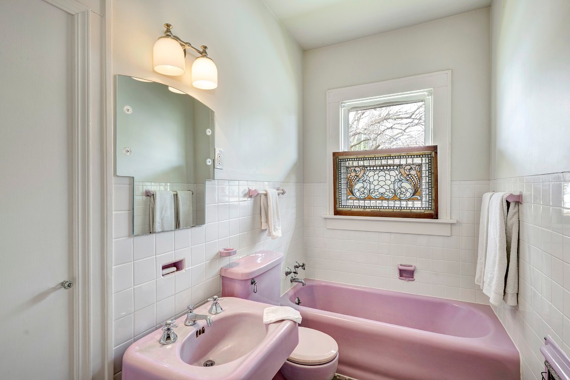 1902 Bolsover Street Houston, TX 77005 - Photo 18 of 27 Guest bath continues the vintage charm with classic tile and a tub.