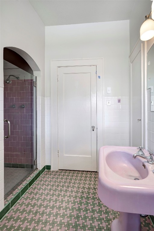 1902 Bolsover Street Houston, TX 77005 - Photo 19 of 27 The guest bath also has a separate walk-in shower with vintage tile accents.