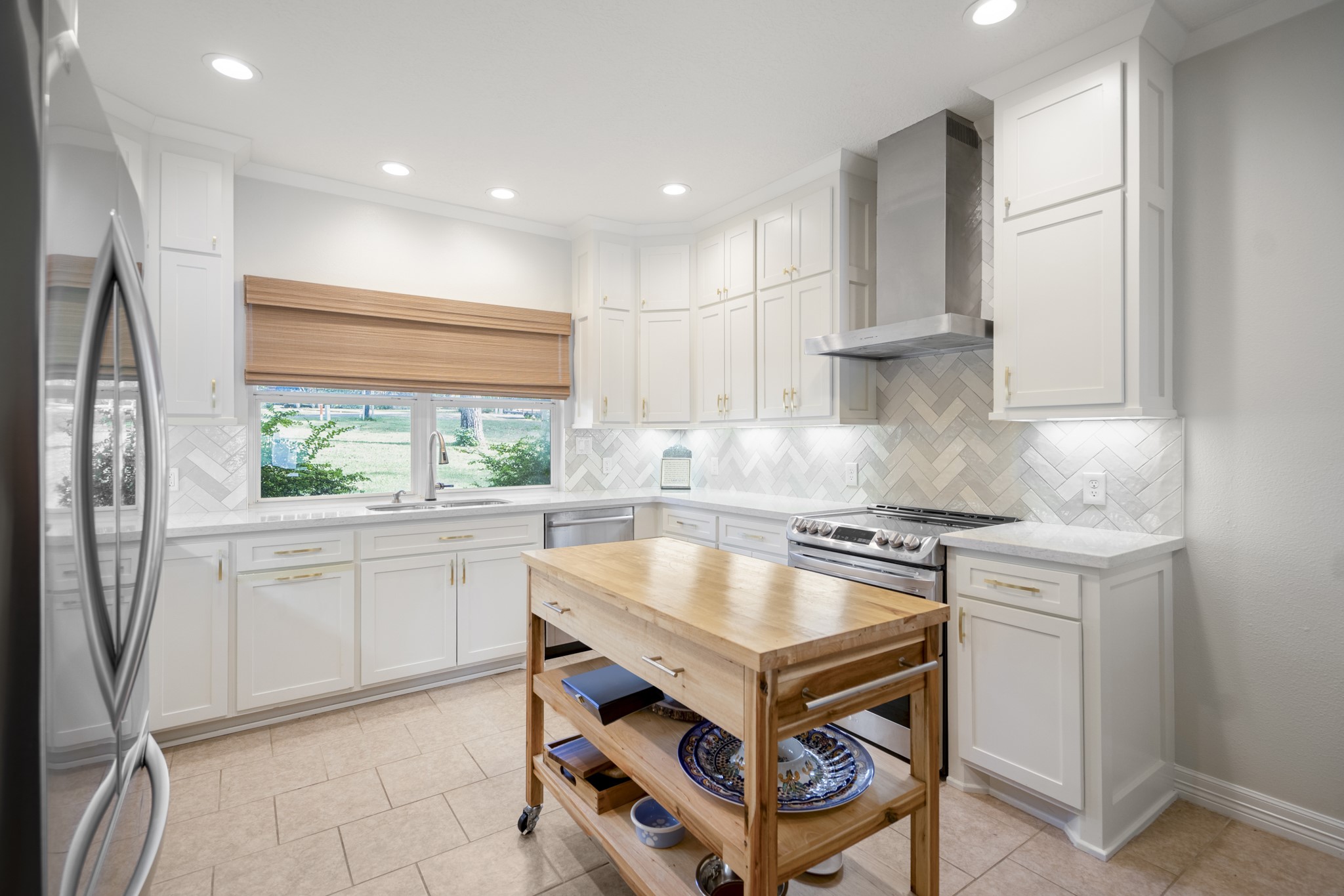 615 Inlet Drive Livingston, TX 77351 - Photo 10 of 50 a kitchen with a stove a sink and a refrigerator