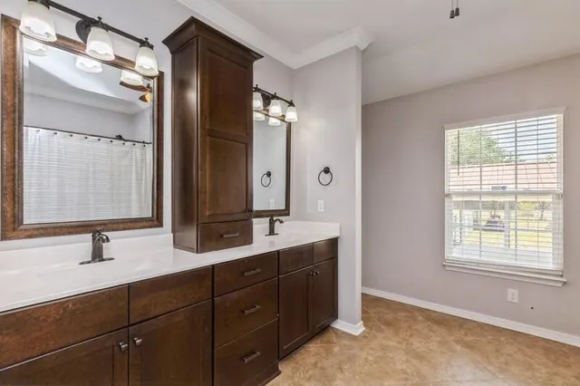a en suite bathroom with a double vanity sink and mirror