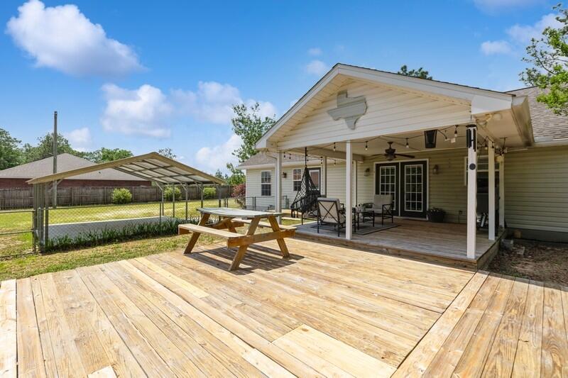 2377 Lake Silver Road Crestview, FL 32536 - Photo 10 of 36 a view of a house with sitting area