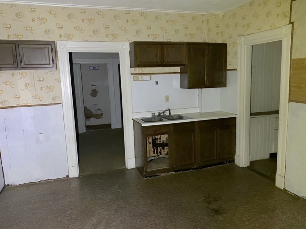 163 Pendleton Avenue Springfield, MA 01109 - Photo 7 of 12