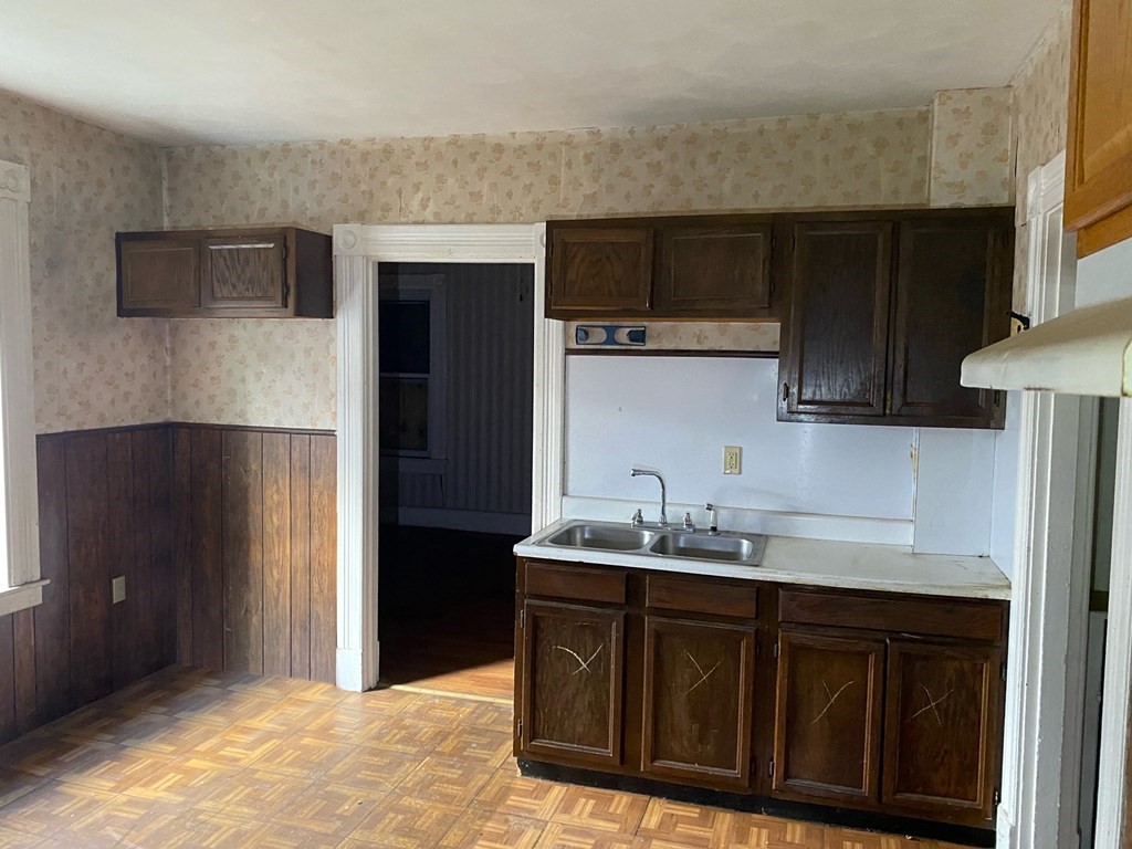 163 Pendleton Avenue Springfield, MA 01109 - Photo 8 of 12