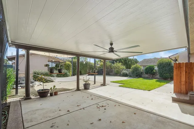 a view of a backyard