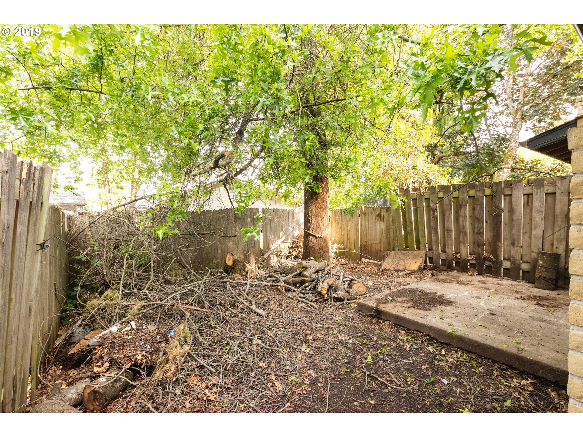 329 South 40th Place Springfield, OR 97478 - Photo 15 of 15 a backyard of a house with table and chairs