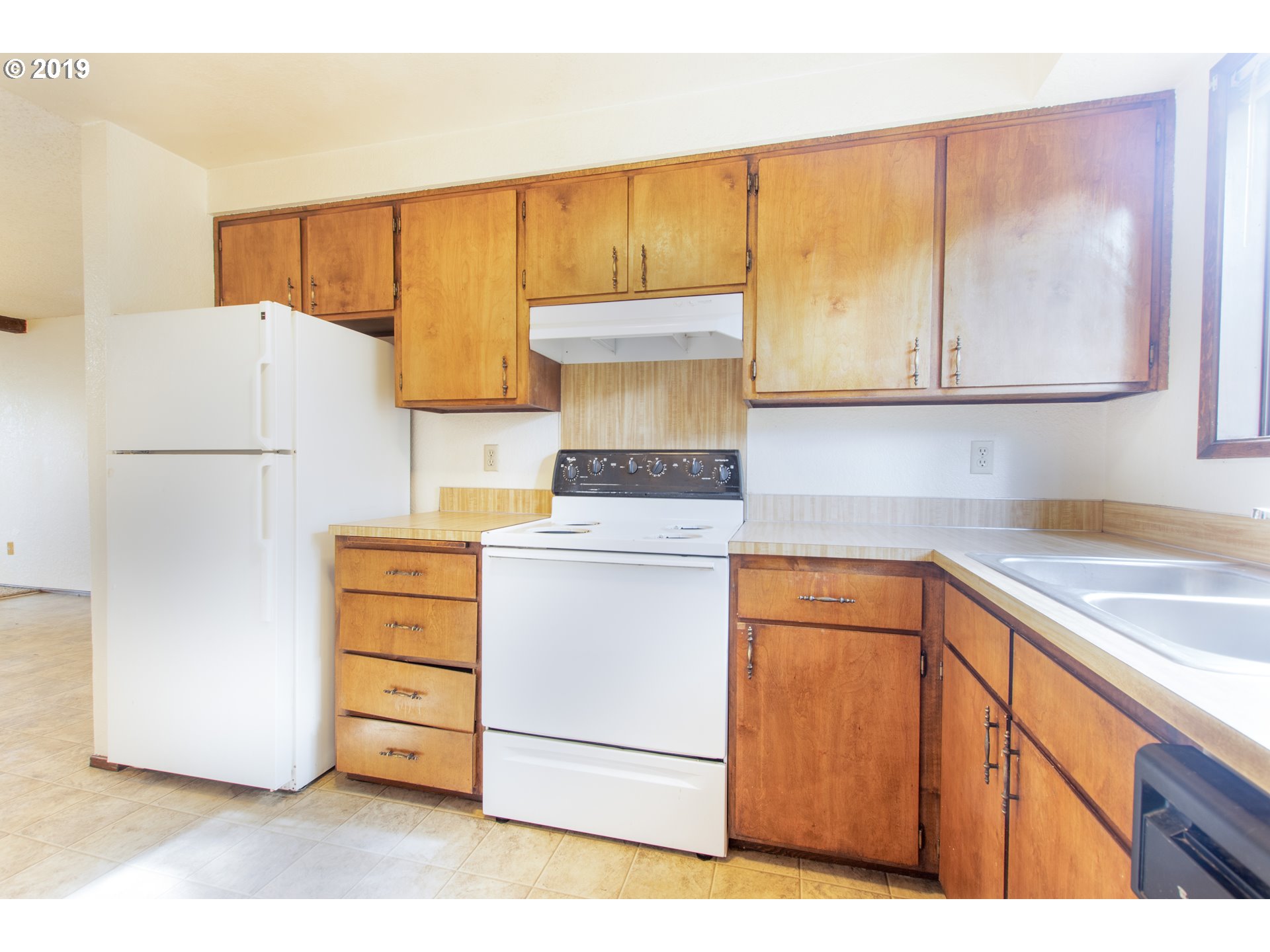 329 South 40th Place Springfield, OR 97478 - Photo 8 of 15 a kitchen with appliances cabinets and a sink