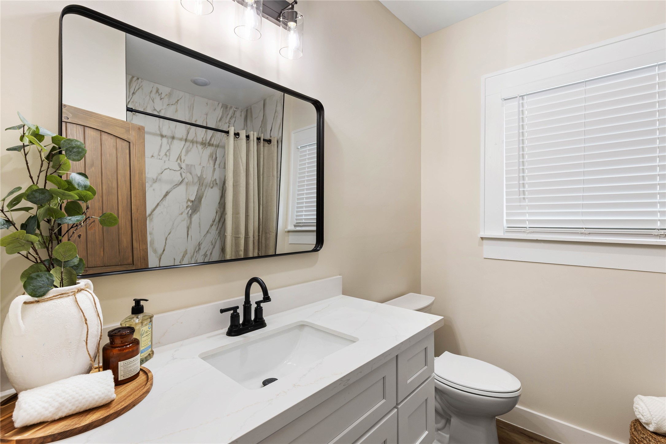 908 Key Street Houston, TX 77009 - Photo 19 of 29 Secondary bathroom