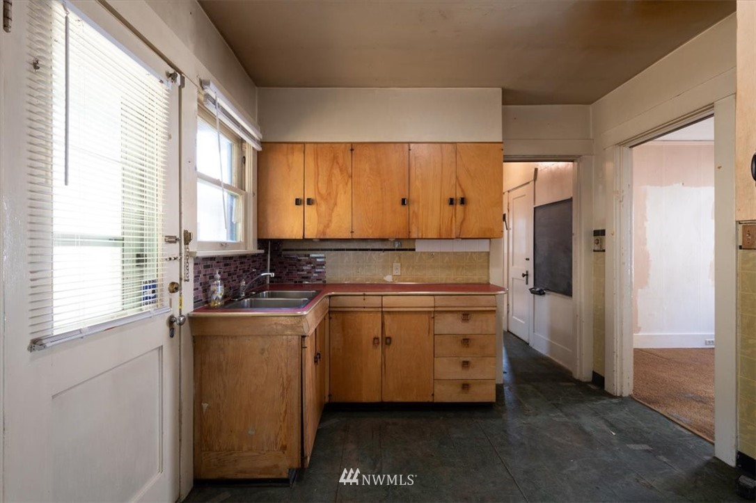 943 North 76th Street Seattle, WA 98103 - Photo 7 of 15