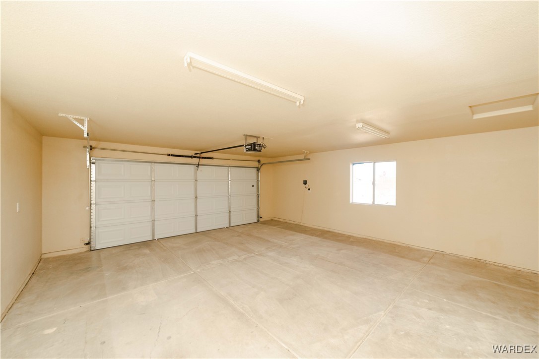 4246 Canelo Road Golden Valley, AZ 86413 - Photo 44 of 54 an empty room with windows