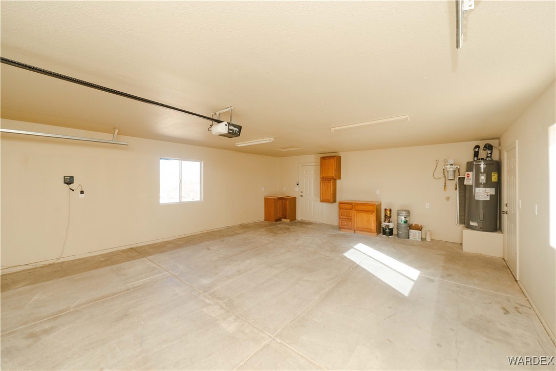 4246 Canelo Road Golden Valley, AZ 86413 - Photo 45 of 54 an empty room with windows