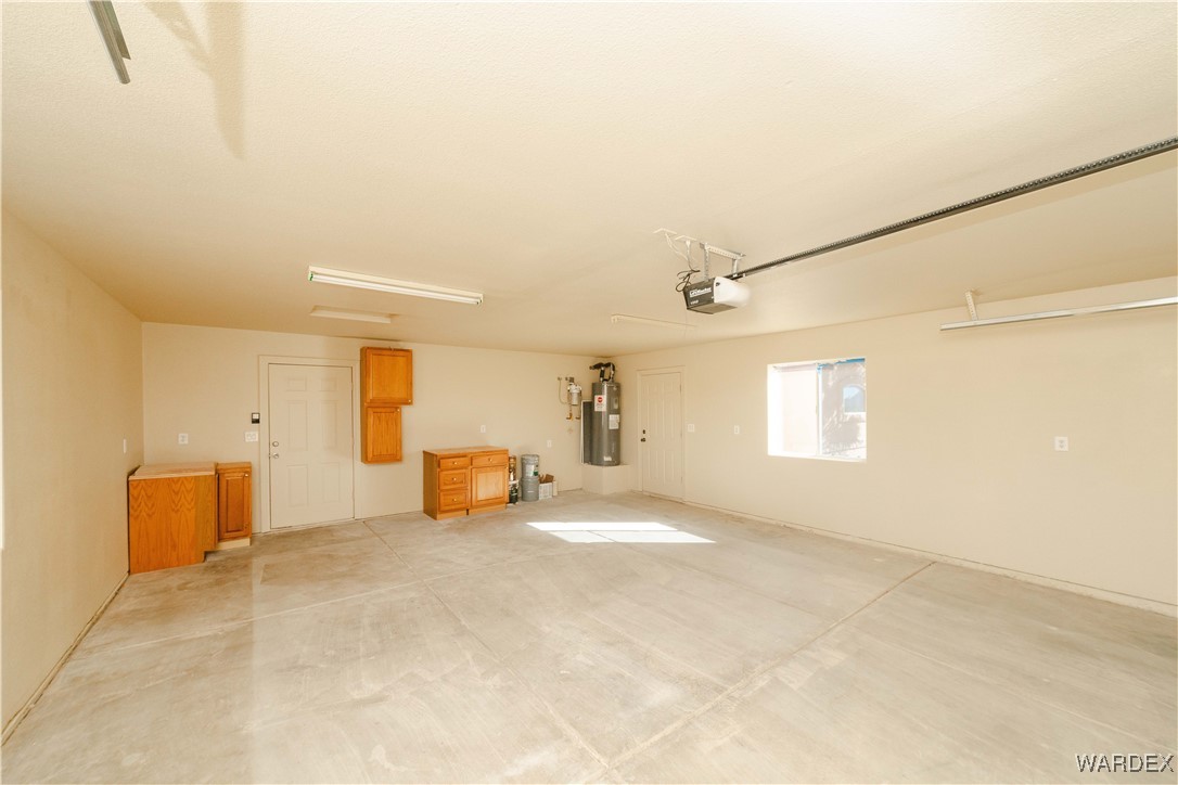 4246 Canelo Road Golden Valley, AZ 86413 - Photo 46 of 54 an empty room with windows